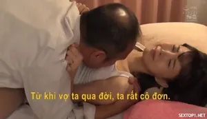Một gã béo có "của quý" lớn đã quan hệ tình dục tay ba với hai em gái hư hỏng. Họ nhấc mông lên và dang rộng âm hộ. Họ mặc tất lưới và cùng nhau liếm dương vật. Họ chạy ngang qua và la hét.