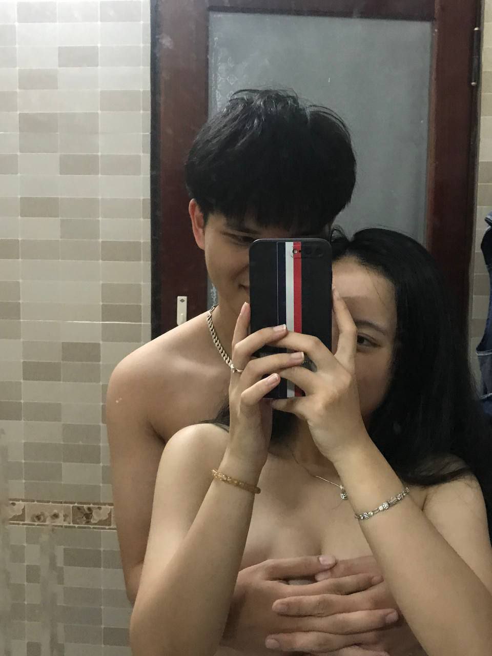 Anh sếp ép em nhân viên đụ để tiếp tục làm việc