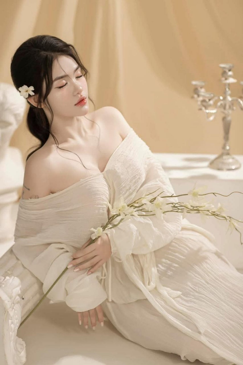 Nện đỏ hai mép lồn cô gái bán dâm xăm trổ